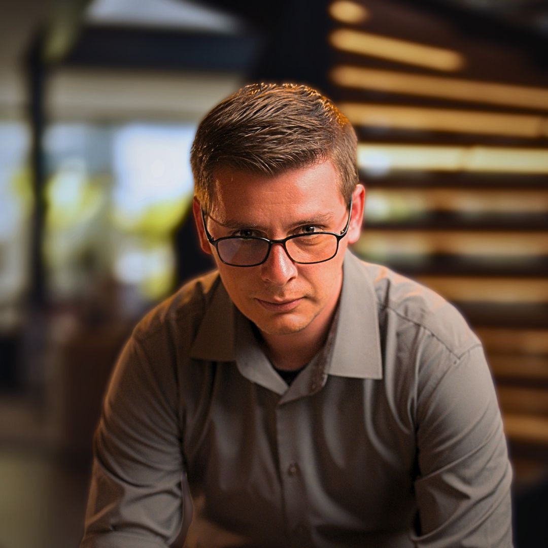 Giovane Carlos - Casual premium, polo cinza com ripas de madeira ao fundo