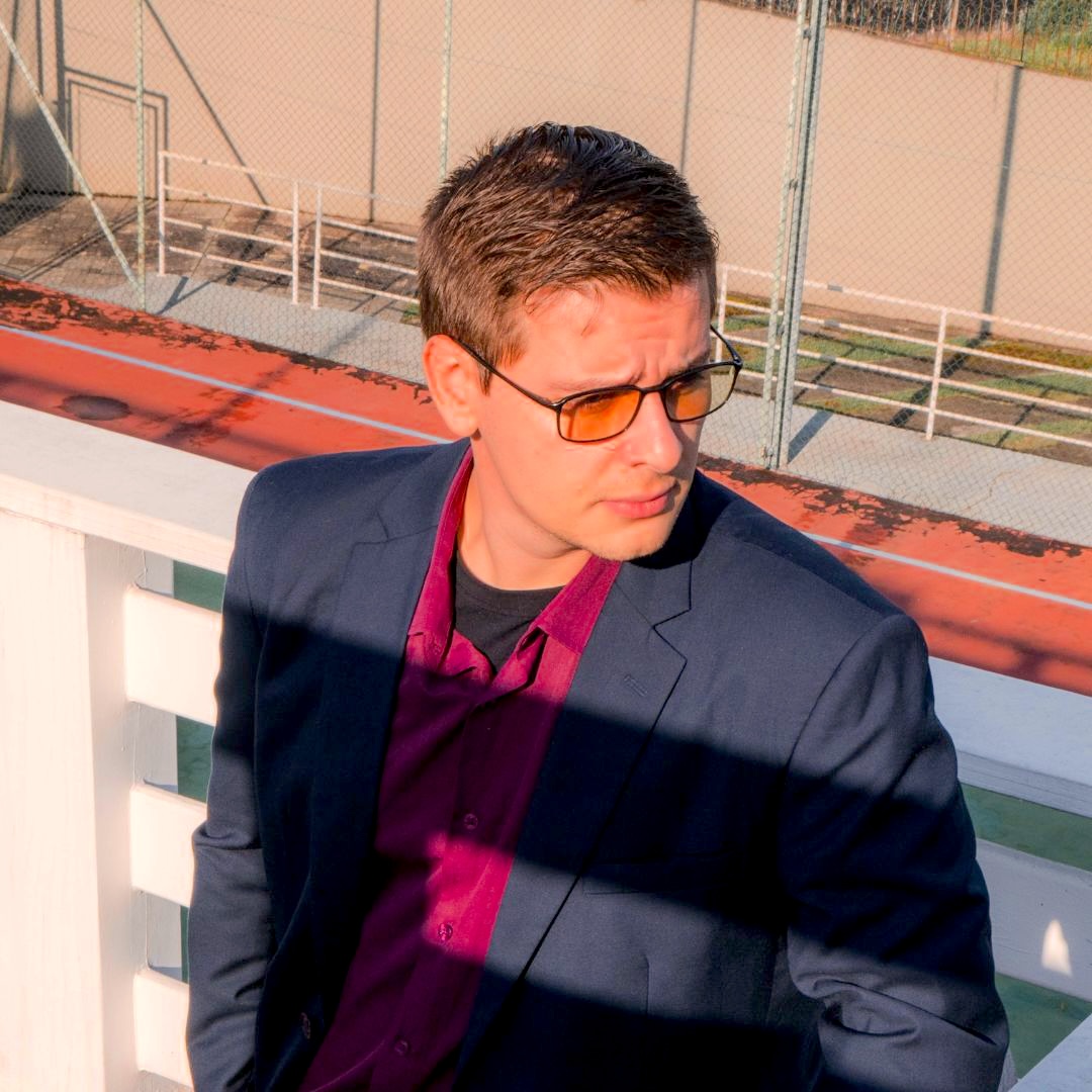 Giovane Carlos - Outdoor, blazer e &oacute;culos com lente laranja, varanda